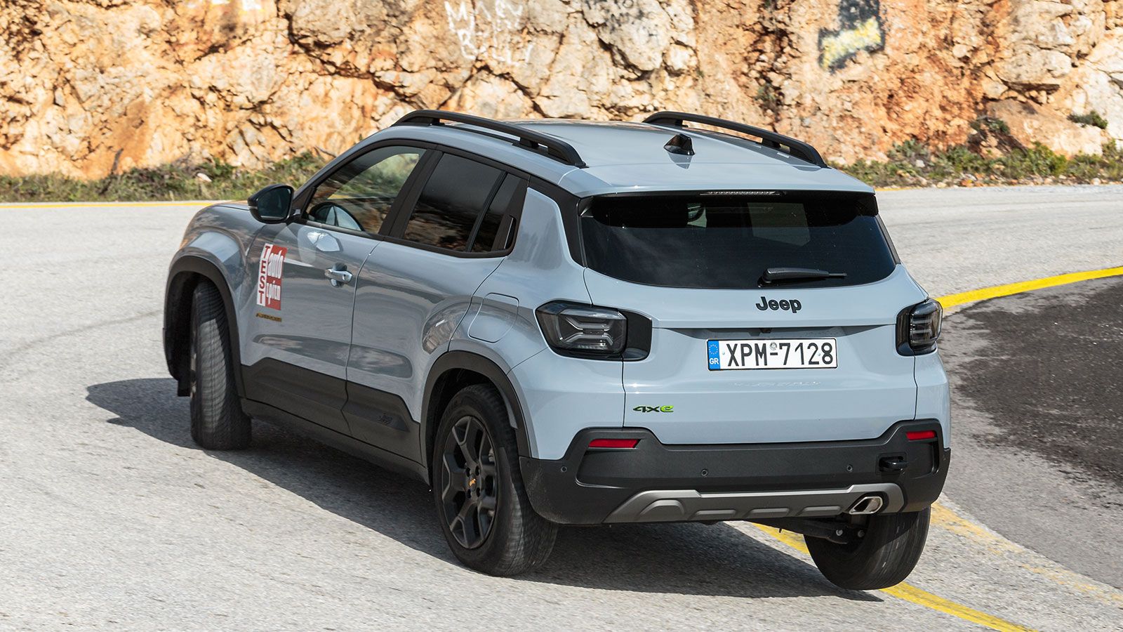 Το Jeep Avenger 4xe χάρη στην ανεξάρτητη πίσω ανάρτηση με πολλαπλούς συνδέσμους και τη συνδρομή της τετρακίνησης, έχει αυξημένα περιθώρια πρόσφυσης κα