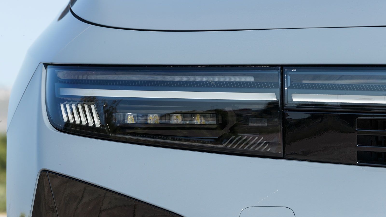 Τα λεπτά LED φώτα μπροστά και πίσω διαθέτουν αιχμηρή σχεδίαση.