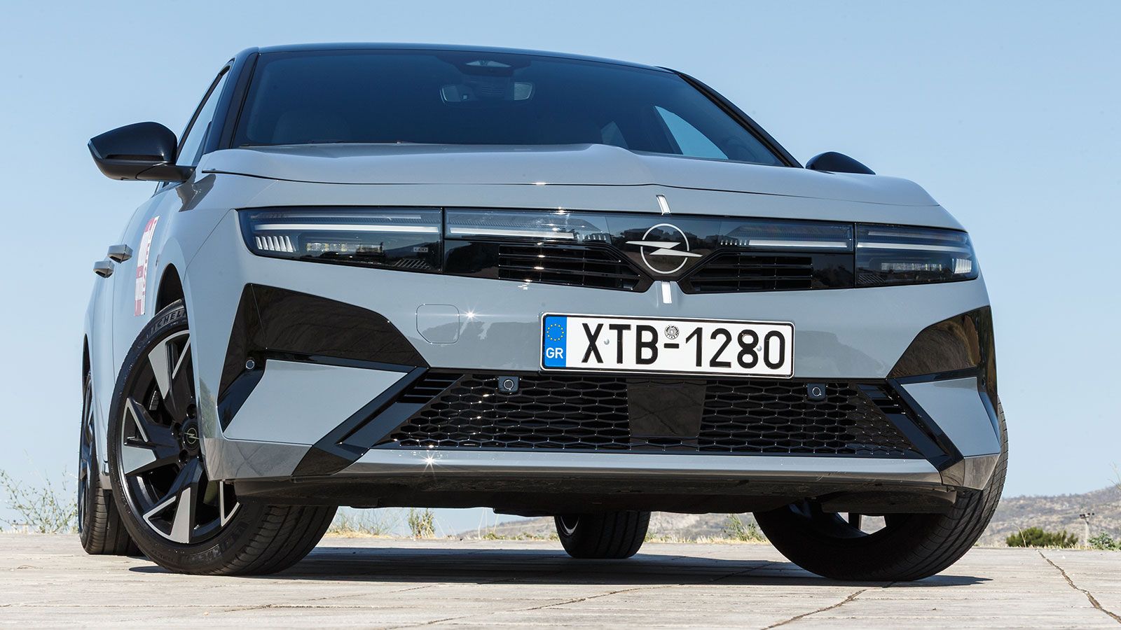 Η ανανεωμένη σχεδίαση του Opel Astra δίνει μεγαλύτερη έμφαση στο δυναμισμό, χάρη στο νέο φωτιζόμενο έμβλημα της Opel, το οποίο πλαισιώνεται από δύο κά