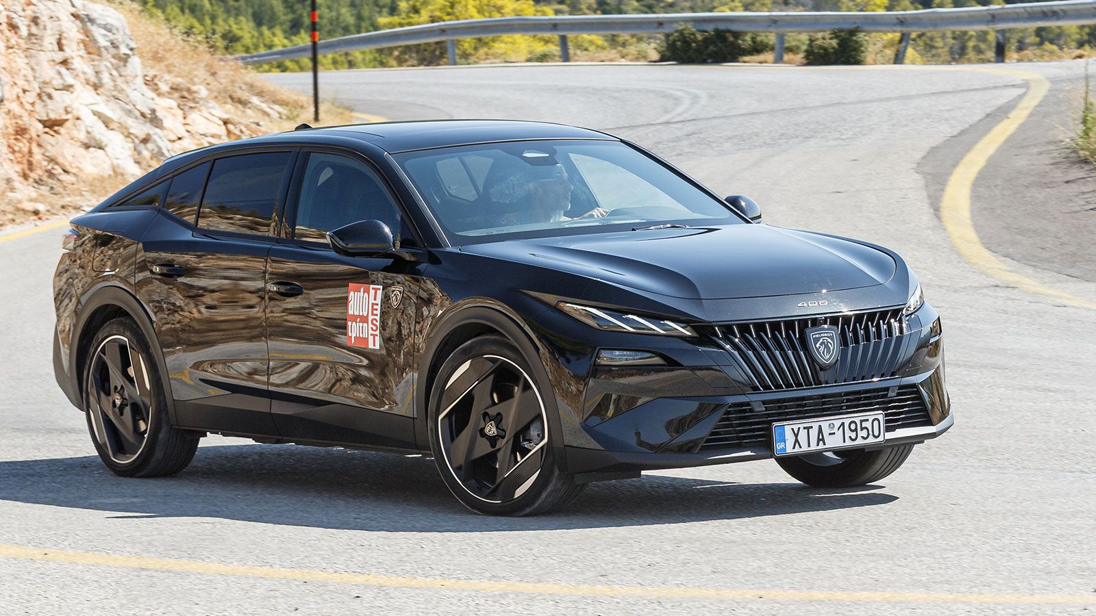 Το Peugeot 408 μπορεί να κινηθεί γρήγορα, αλλά κυρίως σε κάνει να θέλεις να ταξιδεύεις άνετα, χωρίς αυτό να σημαίνει πως θα νιώσει άβολα σε μια διαδρο