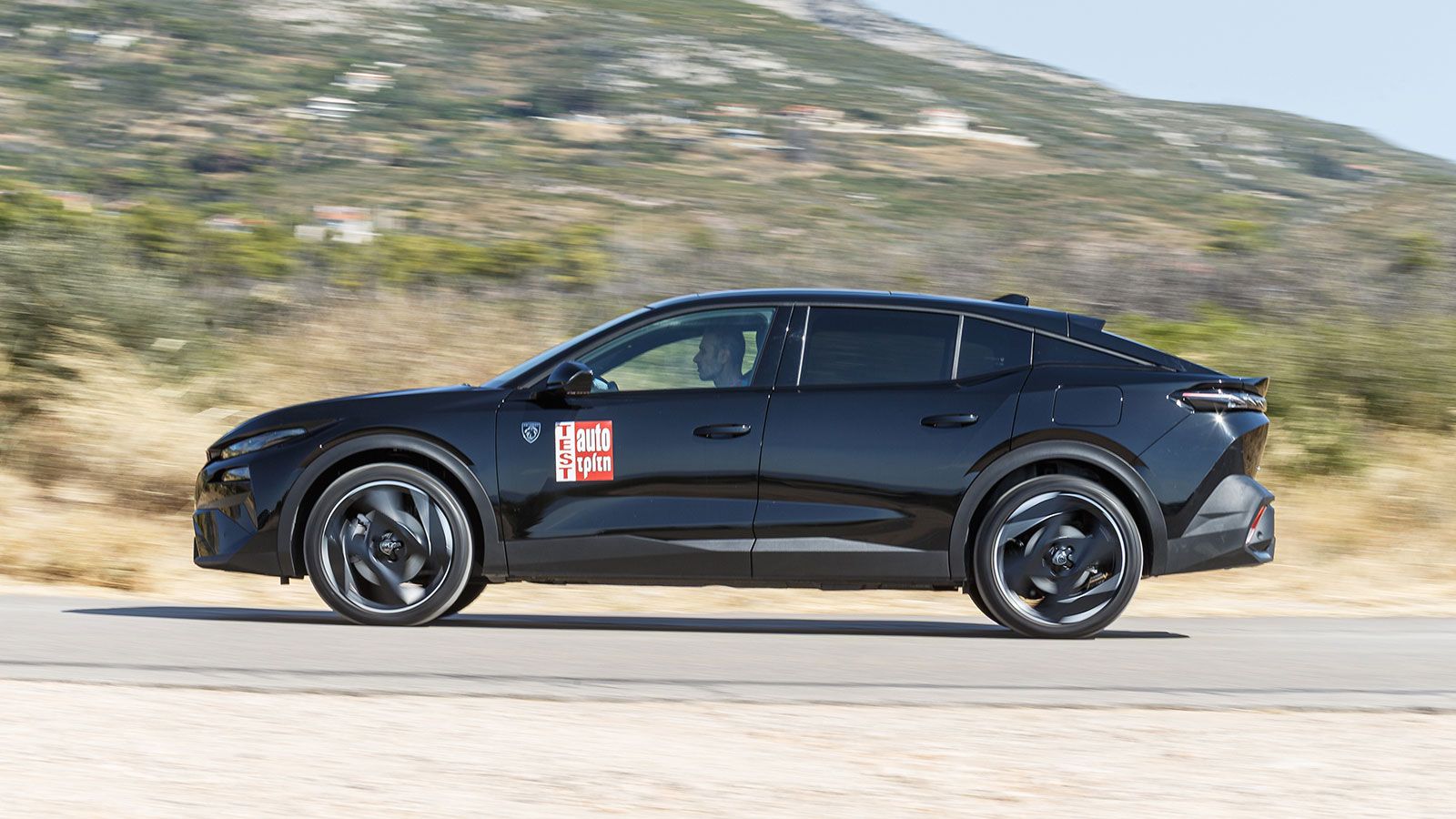 Η αεροδυναμική fastback σχεδίαση, η προσεγμένη ηχομόνωση και η ηλεκτρική λειτουργία όταν υπάρχει διαθέσιμη ενέργεια, δημιουργούν ένα πολύ ήσυχο περιβά