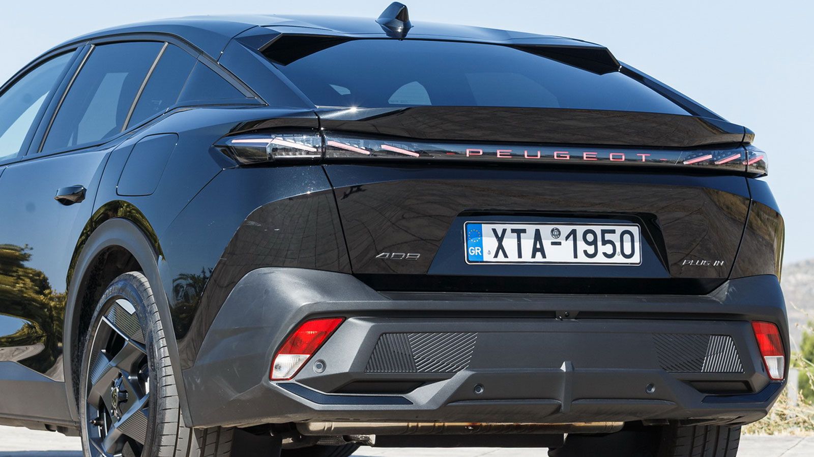 Tο Peugeot 408 διατηρεί το ρόλο του… «πολυεργαλείου» τη στιγμή που η ανανέωση το κάνει να δείχνει ακόμη πιο ιδιαίτερο με νέα μάσκα, χαρακτηριστι
