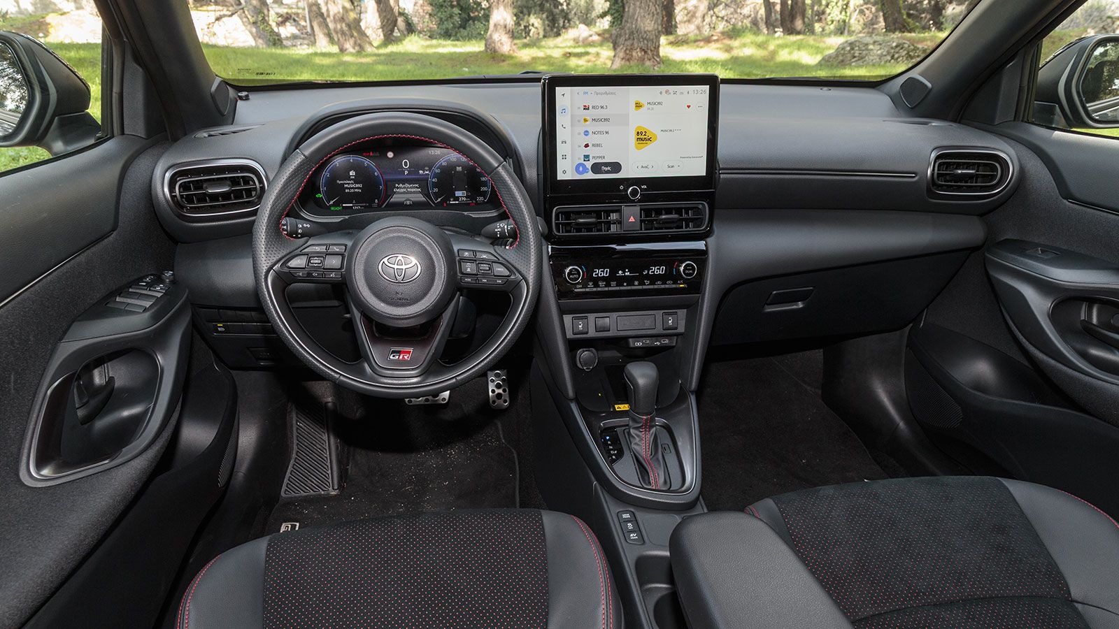 Στο εσωτερικό του Yaris Cross, η συναρμογή και το φινίρισμα θα σε κερδίσουν σε μεγάλο βαθμό, με το σύνολο να δηλώνει έτοιμο να αντέξει για πολλά χρόνι