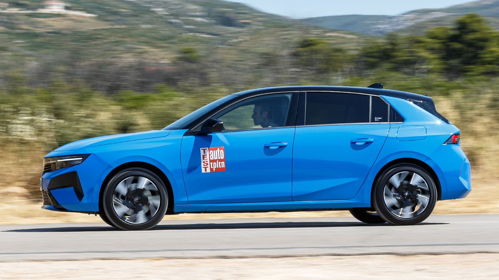 Στο δρόμο το Opel Astra Plug-in Hybrid είναι ευχάριστο, προσφέροντας καλά επίπεδα άνεσης και ποιότητας κύλισης, ενώ το σφιχτό setup της ανάρτησης του 