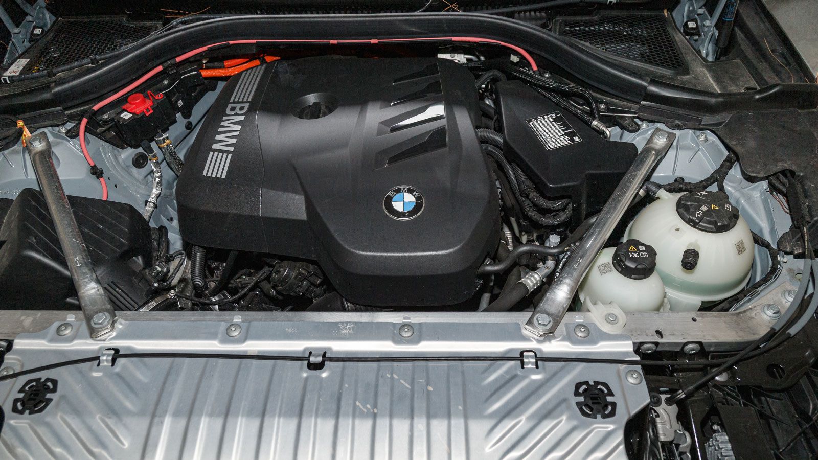 Το υβριδικό σύστημα της BMW X3 30e xDrive είναι ισχυρό και προσφέρει καλές επιδόσεις έχοντας και σπορ χαρακτηριστικά λειτουργίας όταν χρειαστεί. Η μπα