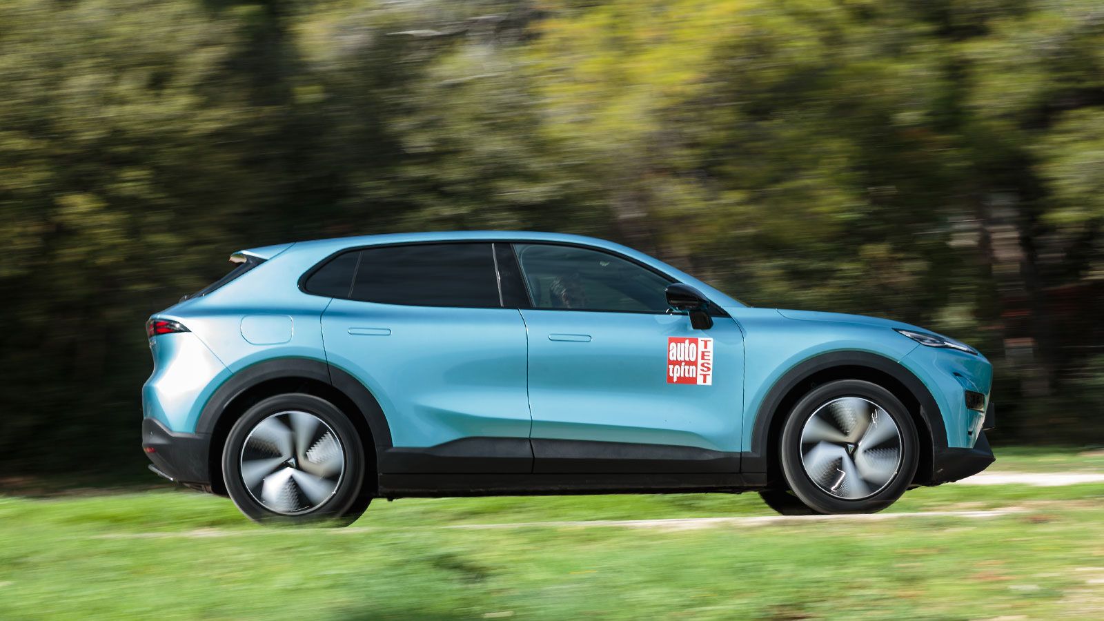 Το Changan Deepal S05 προσφέρει κορυφαίες επιδόσεις για την κατηγορία του, επιταχύνοντας από στάση στα 0-100 χλμ./ώρα σε 7 δλ. και φρενάροντας από αυτ