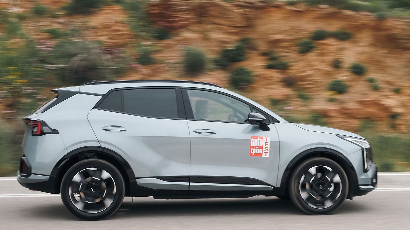 Η τετρακίνηση του Kia Sportage βελτιώνει το πάτημα και την ασφάλεια στην άσφαλτο, ενώ επιτρέπει και πιο άνετη κίνηση σε εκτός δρόμου διαδρομές.