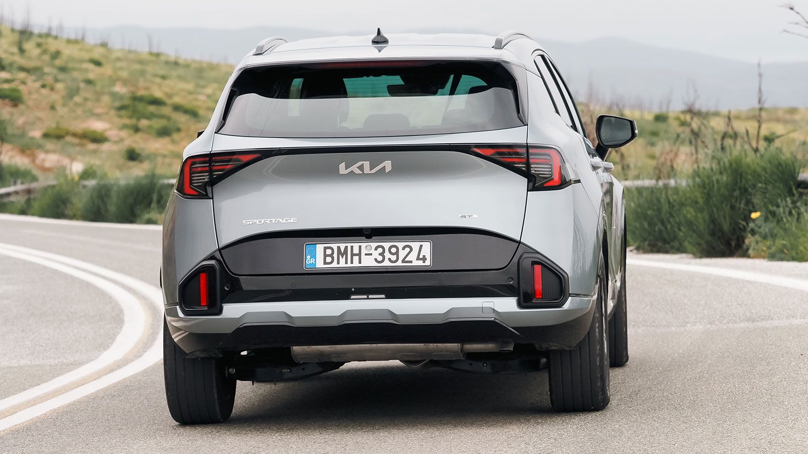 Στο δρόμο, το Kia Sportage Hybrid 4WD ξεχωρίζει για την πολύ καλή ποιότητα κύλισης και την άνεση που προσφέρει. 