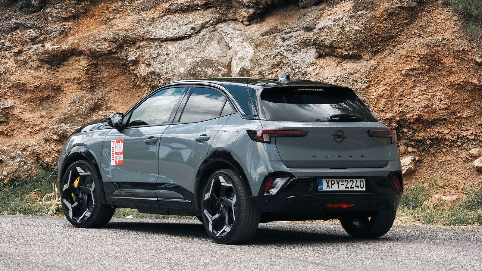 Στο δρόμο το Opel Mokka GSE στρίβει σαν ένα πολύ καλοστημένο και ικανό βενζινοκίνητο GTi αυτοκίνητο. Μόνο που είναι πολύ πιο εκρηκτικό στην επιτάχυνσή