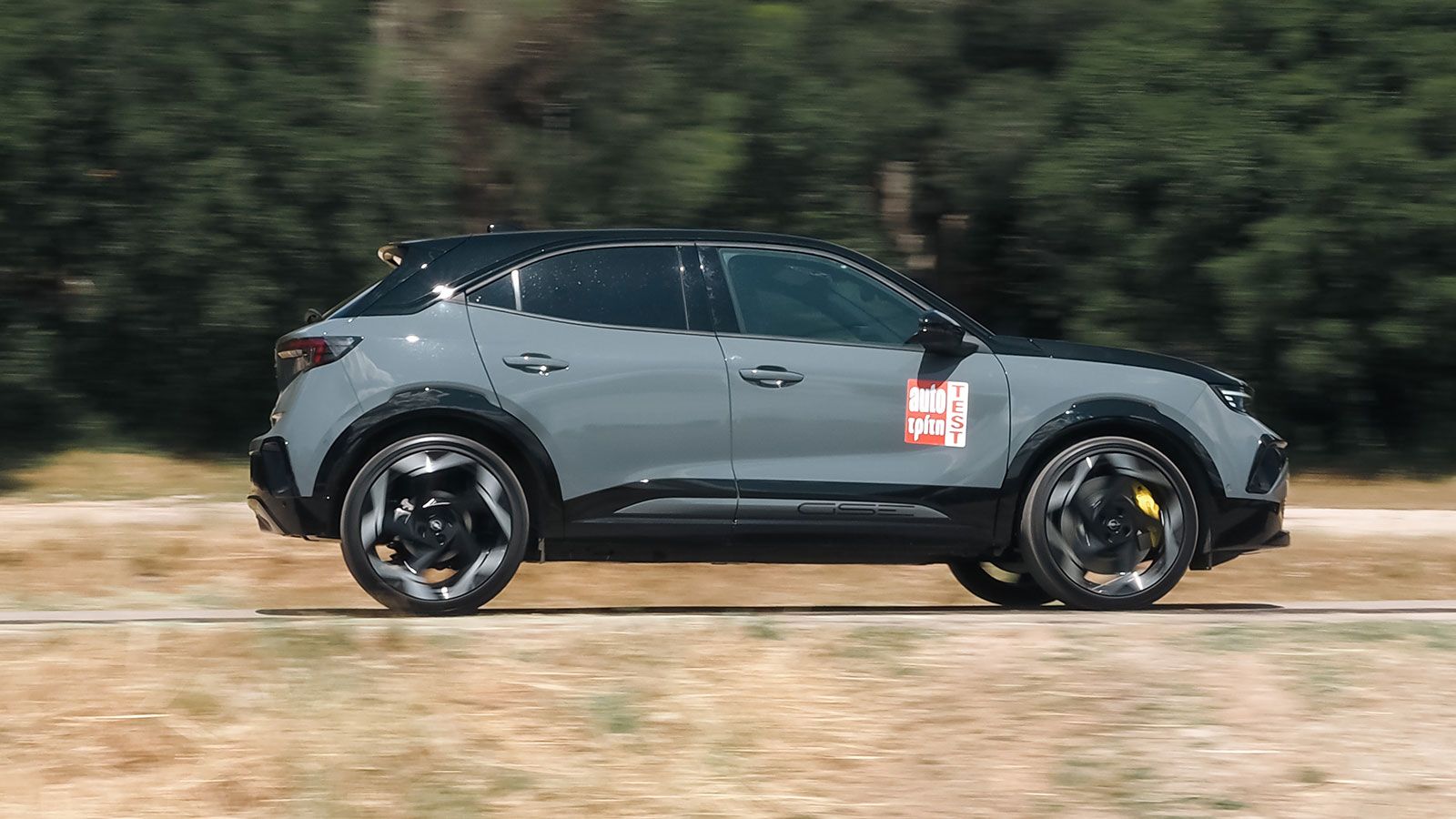 Η μπαταρία των 54 kWh δεν είναι μεγάλη για την απόδοση των 281 ίππων ωστόσο με εγκράτεια μπορεί το Mokka GSE να κάνει έως και 300 χλμ. με μια φόρτιση.