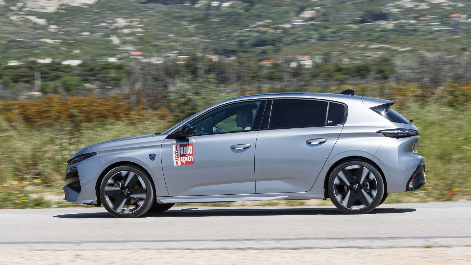 Οδηγικά το Peugeot 308 είναι απόλυτα ισορροπημένο μεταξύ άνεσης και δυναμισμού. Η συνολική αίσθηση είναι αυτή ενός πολιτισμένου hatchback, που δίνει π