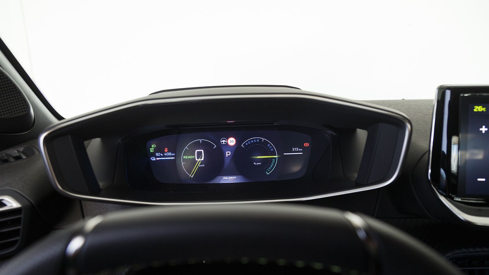 Το i-Cockpit του Peugeot e-208 ξεχωρίζει για τη σύγχρονη και premium αίσθηση του και την οδηγοκεντρική του εικόνα. Στην έκδοση GT, έχουμε την τρισδιάσ