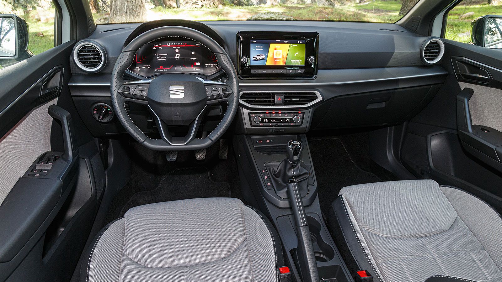 Αναβαθμισμένο είναι το εσωτερικό του SEAT Arona συνολικά, κερδίζοντας τις εντυπώσεις με την εικόνα του σε ποιότητα και τεχνολογία.