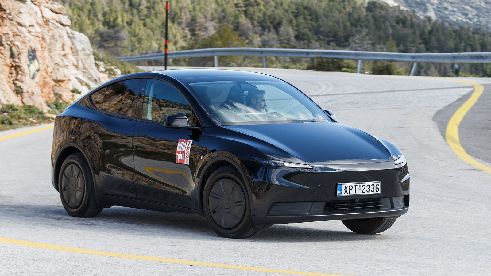 Δοκιμάζουμε τη βασική έκδοση του Tesla Model Y των 34 χιλιάδων ευρώ