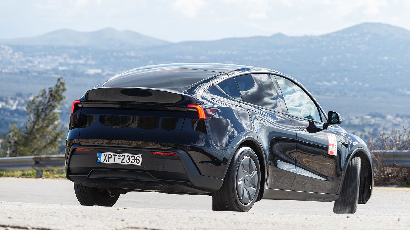 Δοκιμάζουμε τη βασική έκδοση του Tesla Model Y των 34 χιλιάδων ευρώ