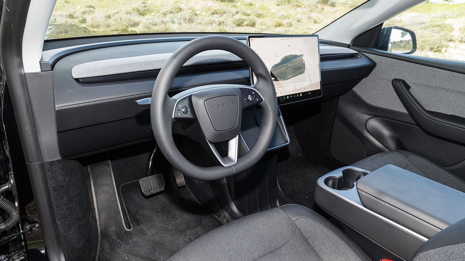 Στο εσωτερικό του, το Tesla Model Y RWD διατηρεί τη minimal φιλοσοφία της Tesla, με την οθόνη των 16 ιντσών να αποτελεί το επίκεντρο της προσοχής και 
