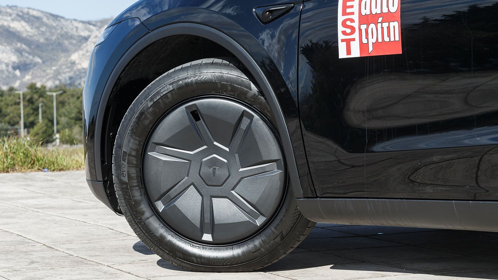 Το Tesla Model Y RWD ξεχωρίζει με τη λιτή του σχεδίαση, με την βασική του έκδοση να ξεχωρίζει από τα κλειστού τύπου τάσια και την απουσία των LED λωρί