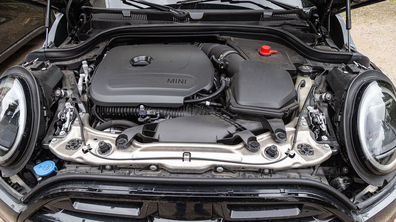 Ο δίλιτρος κινητήρας του MINI Cooper S John Cooper Works αποδίδει 231 ίππους, προσφέροντας πολύ καλές επιδόσεις και απόκριση.
