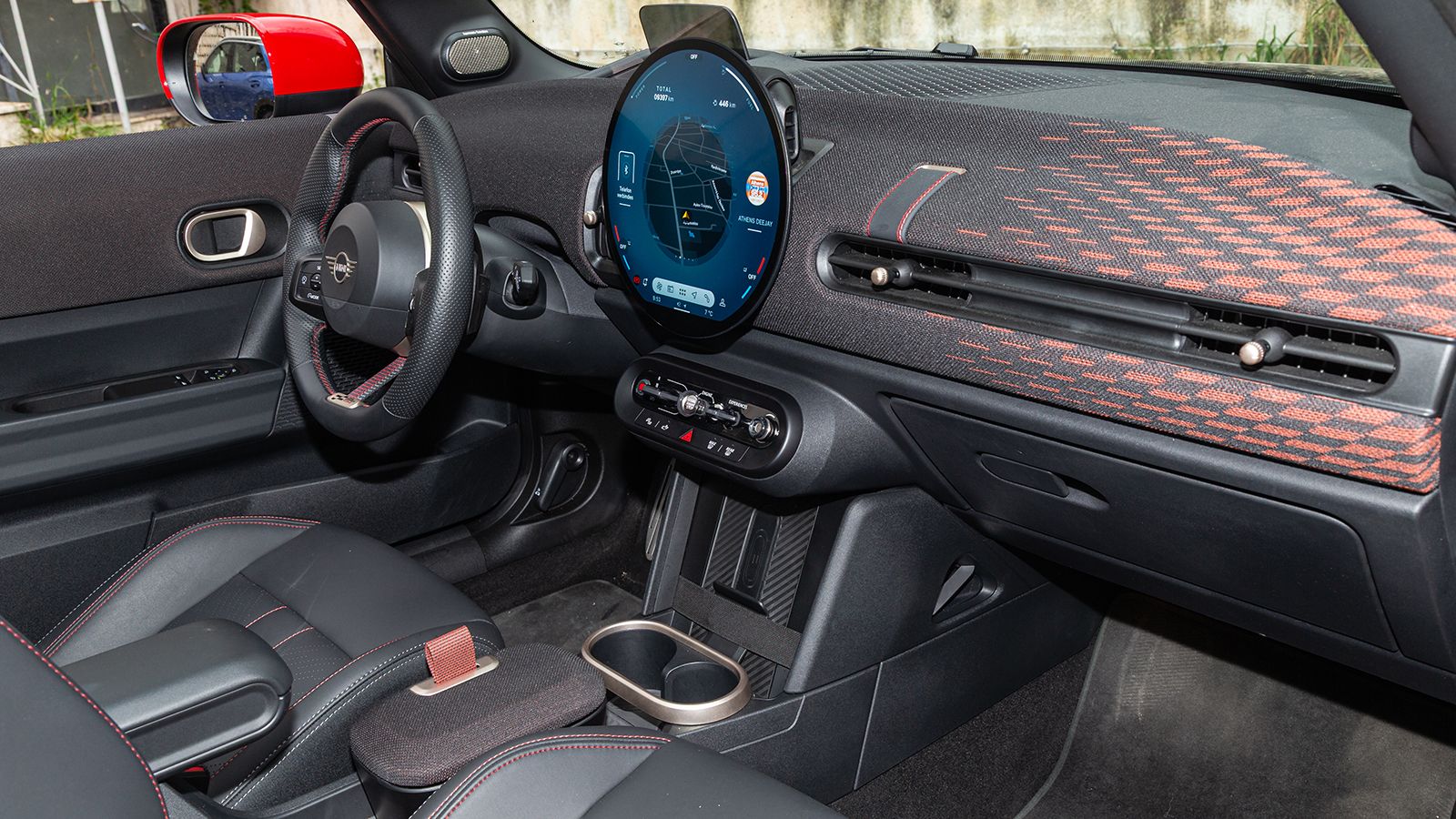 Το εσωτερικό του MINI Cooper S John Cooper Works συνδυάζει την premium αισθητική με ρετρό στοιχεία, με highlight τη στρογγυλή OLED οθόνη στο κέντρο το
