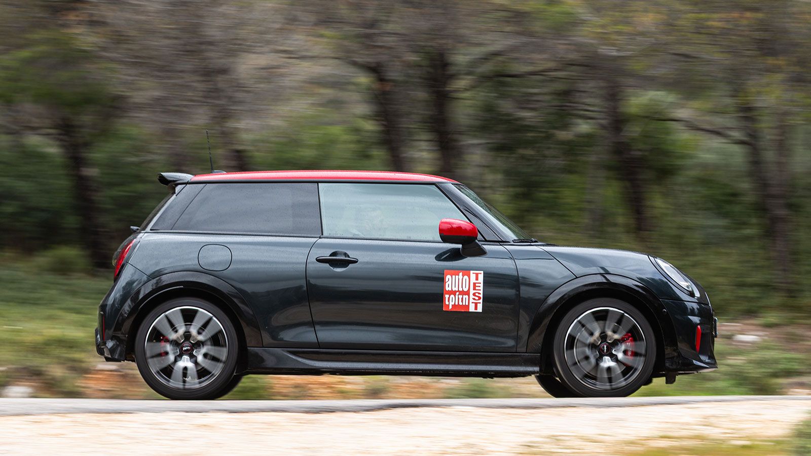 Το MINI Cooper S John Cooper Works έχει μοναδική οδηγική αίσθηση και fun to drive χαρακτήρα.
