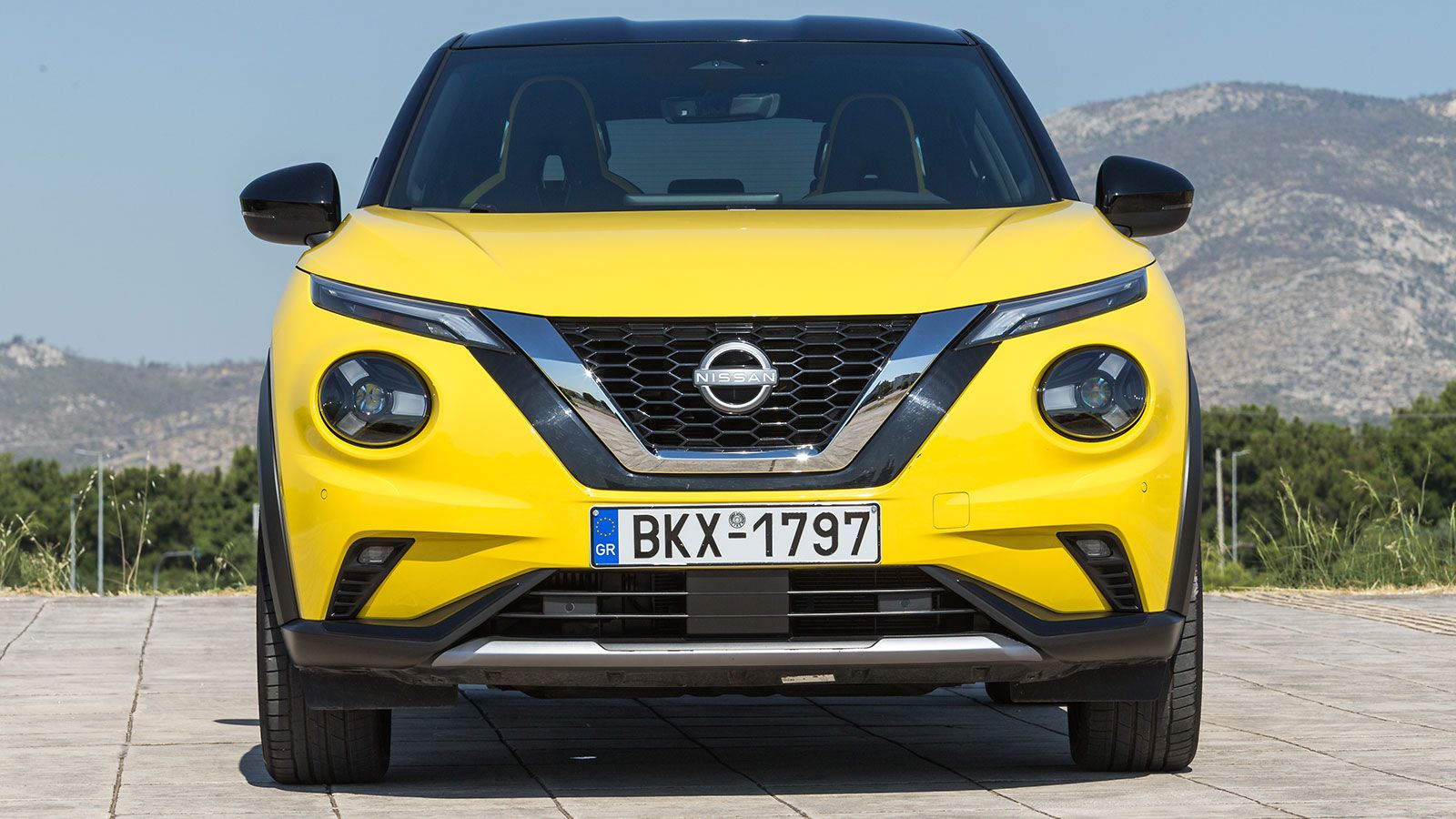 Η έκδοση N-Sport του Juke είναι η πιο ξεχωριστή αισθητικά στην γκάμα του, με διχρωμία αμαξώματος, μαύρες ζάντες Akari 19 ιντσών και σπορ λεπτομέρειες.