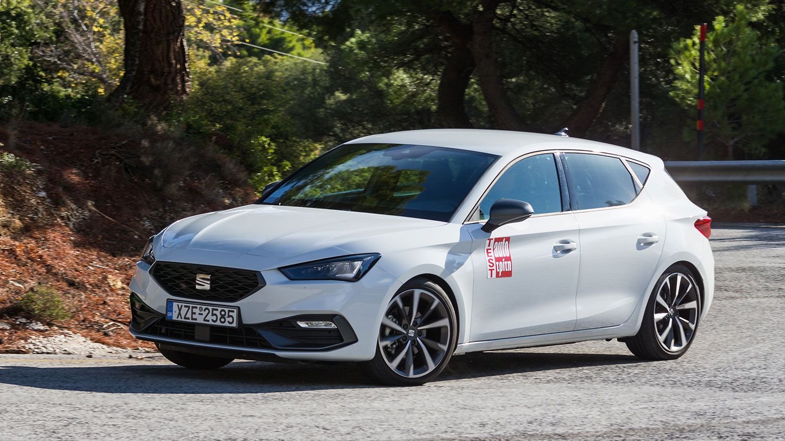 Το SEAT Leon φοράει κι αυτό τον 2λιτρο TDI κινητήρα του ομίλου VW ο οποίος αποδίδει εδώ 150 ίππους και συνδυάζεται με αυτόματο κιβώτιο στην τιμή των 2