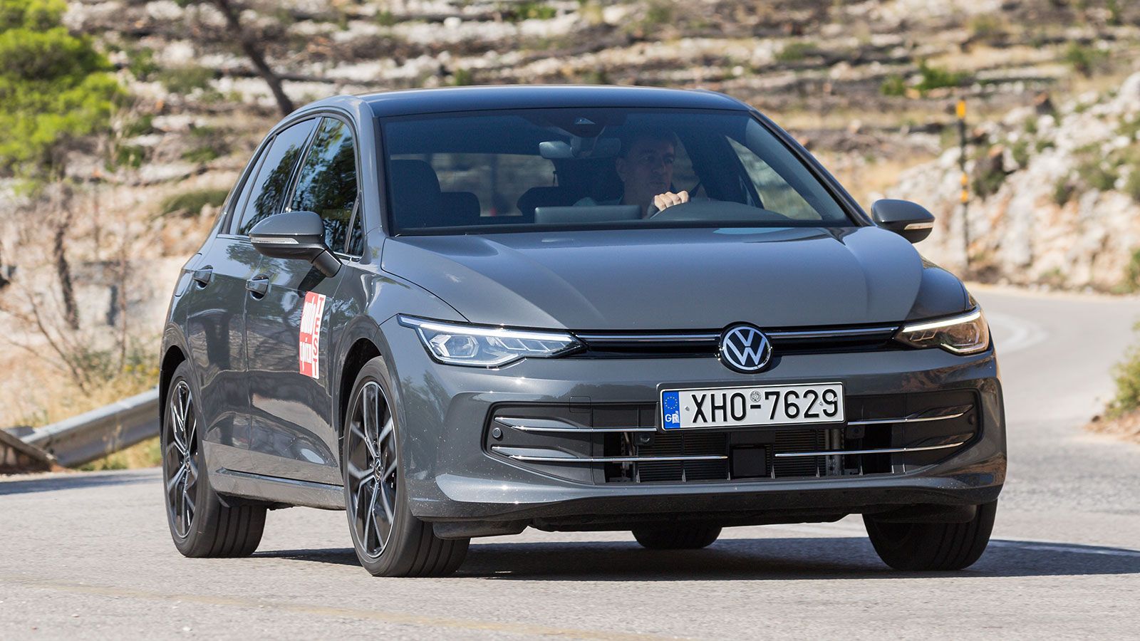 Το Volkswagen Golf εφοδιάζεται με τον 2λιτρο TDI κινητήρα των 116 ίππων και χειροκίνητο κιβώτιο με την τιμή του να ξεκινά από τα 27.950 ευρώ. 