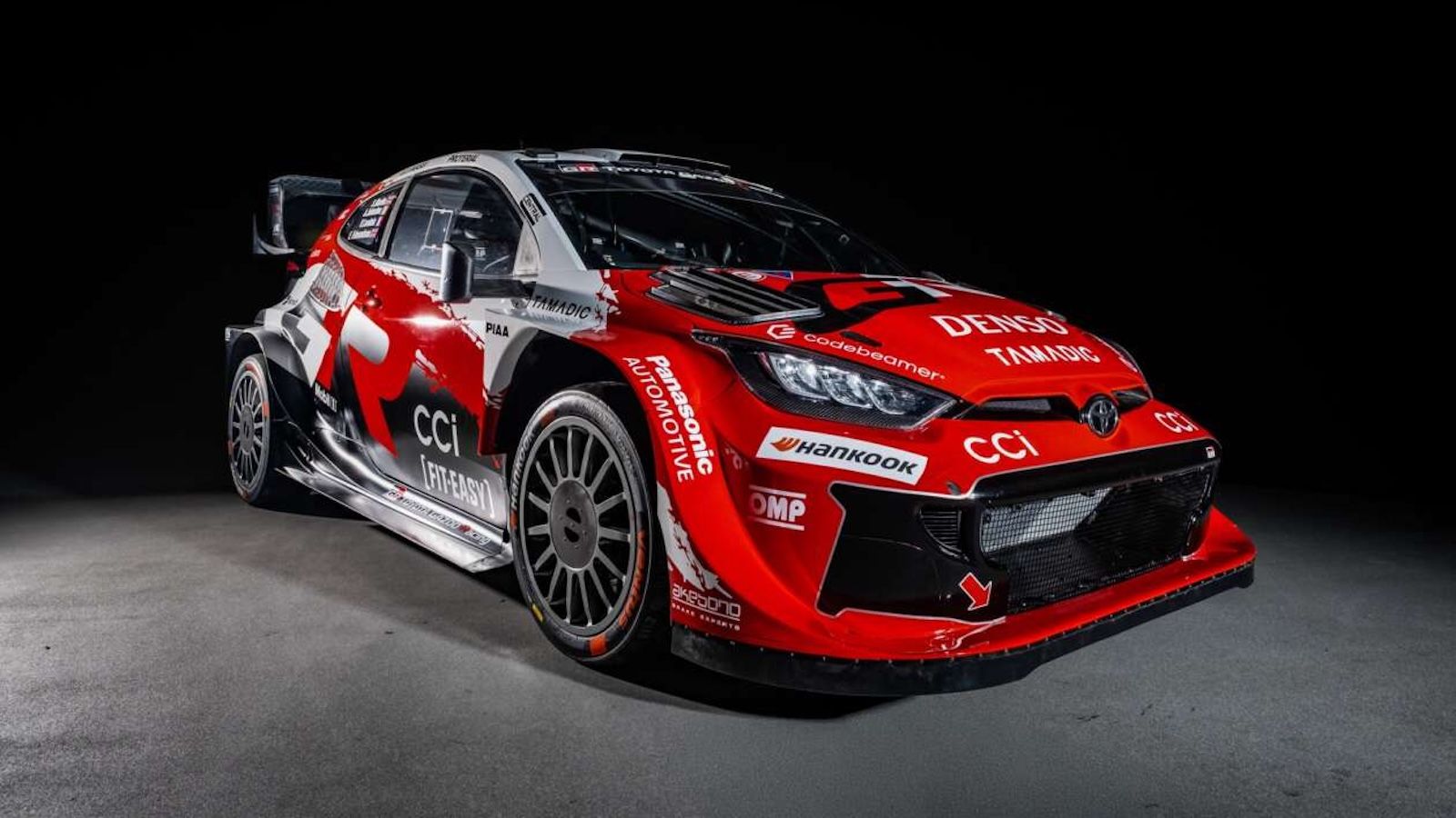 WRC 2026: Το νέο Toyota GR Yaris Rally1 αποκαλύπτεται με εντυπωσιακή κόκκινη εμφάνιση