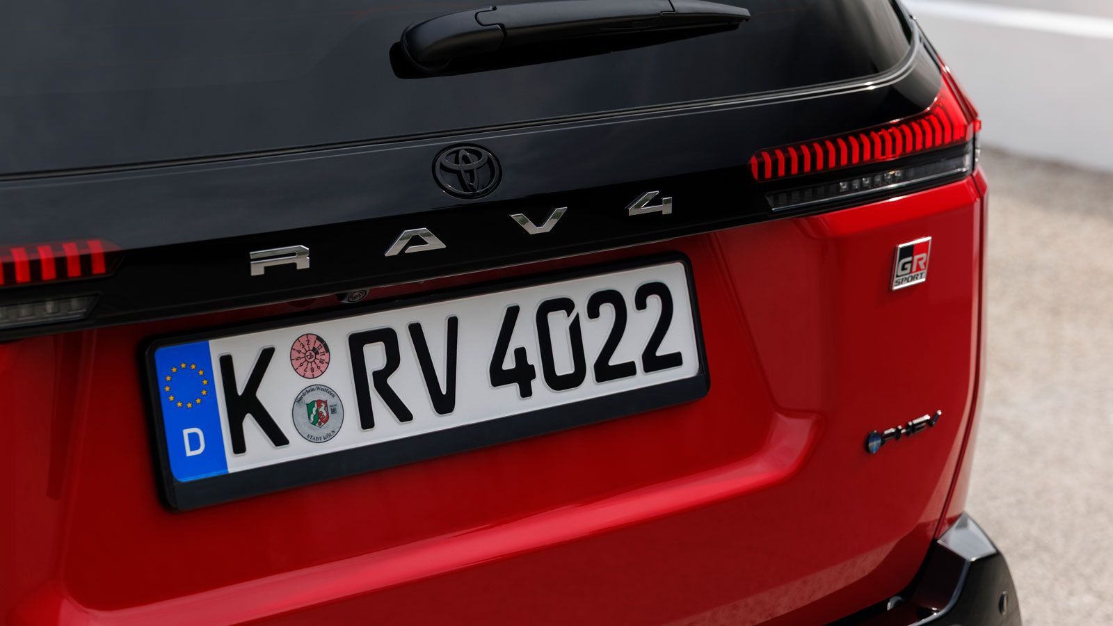 Στις εκδόσεις Black Edition+ και GR Sport βλέπουμε μαύρο σήμα Toyota RAV4, σχεδιαστική λεπτομέρεια που για πρώτη φορά βλέπουμε σε ευρωπαϊκό μοντέλο τη