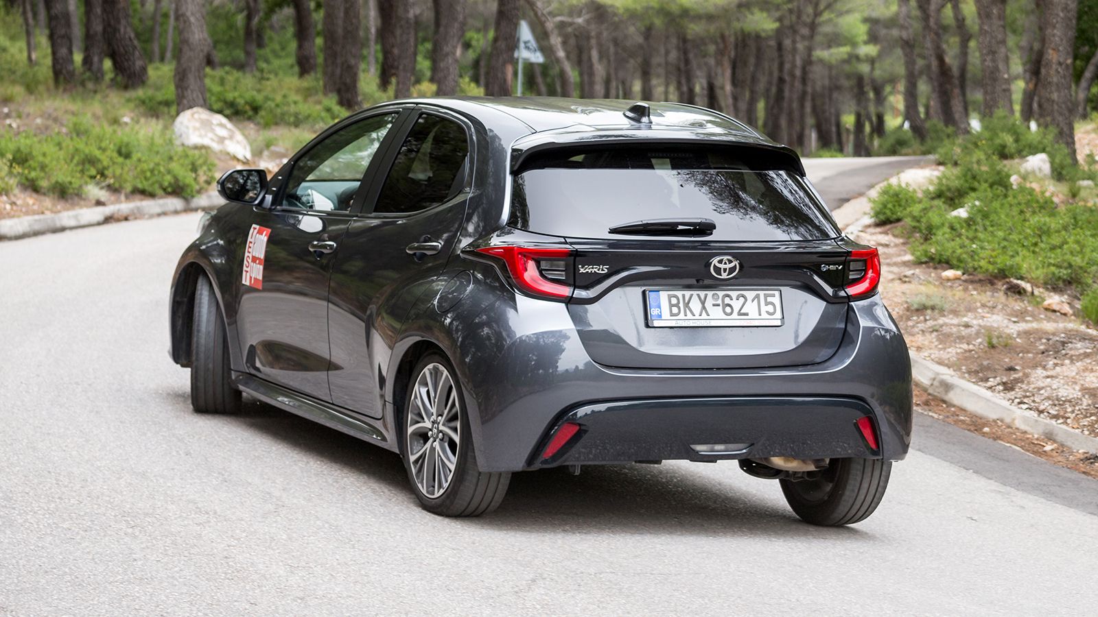 Η τιμή του Toyota Yaris ξεκινάει από τα 21.750 ευρώ, με την πιο value for money έκδοση των 116 ίππων να είναι η Active Plus στα 22.970 ευρώ. Οι εκδόσε