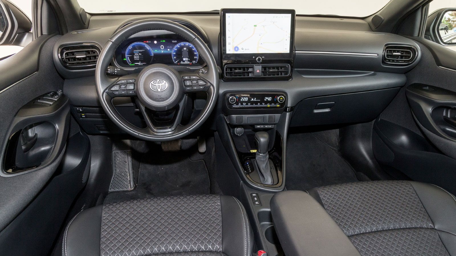Το εσωτερικό του Toyota Yaris είναι σύγχρονο με νεανικό αέρα και ο εξοπλισμός είναι καλός από τη βασική ακόμα έκδοση.