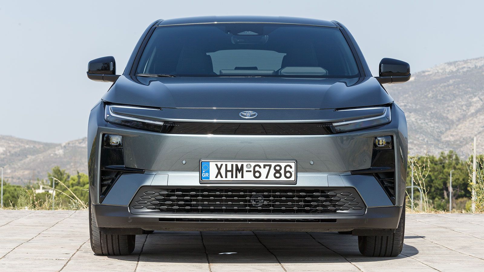 Στο design του C-HR+ θα δούμε έντονες, επιθετικές γραμμές και μεγάλες επίπεδες επιφάνειες στο εμπρός μέρος.