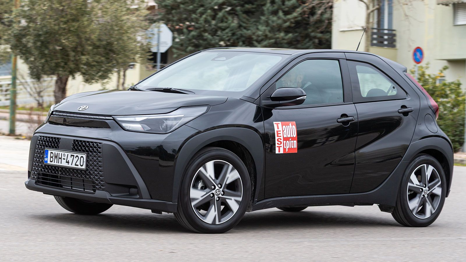 Το Toyota Aygo X έγινε ακόμα πιο καλό και ικανό σε αστική χρήση, όμως πλέον μπορεί να ταξιδέψει με άνεση και ασφάλεια και εκτός αυτής.