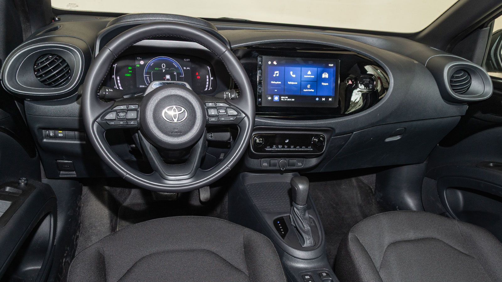 Το εσωτερικό του Toyota Aygo X είναι σύγχρονο αισθητικά και αρκετά πρακτικό για τα δεδομένα της κατηγορίας. 
