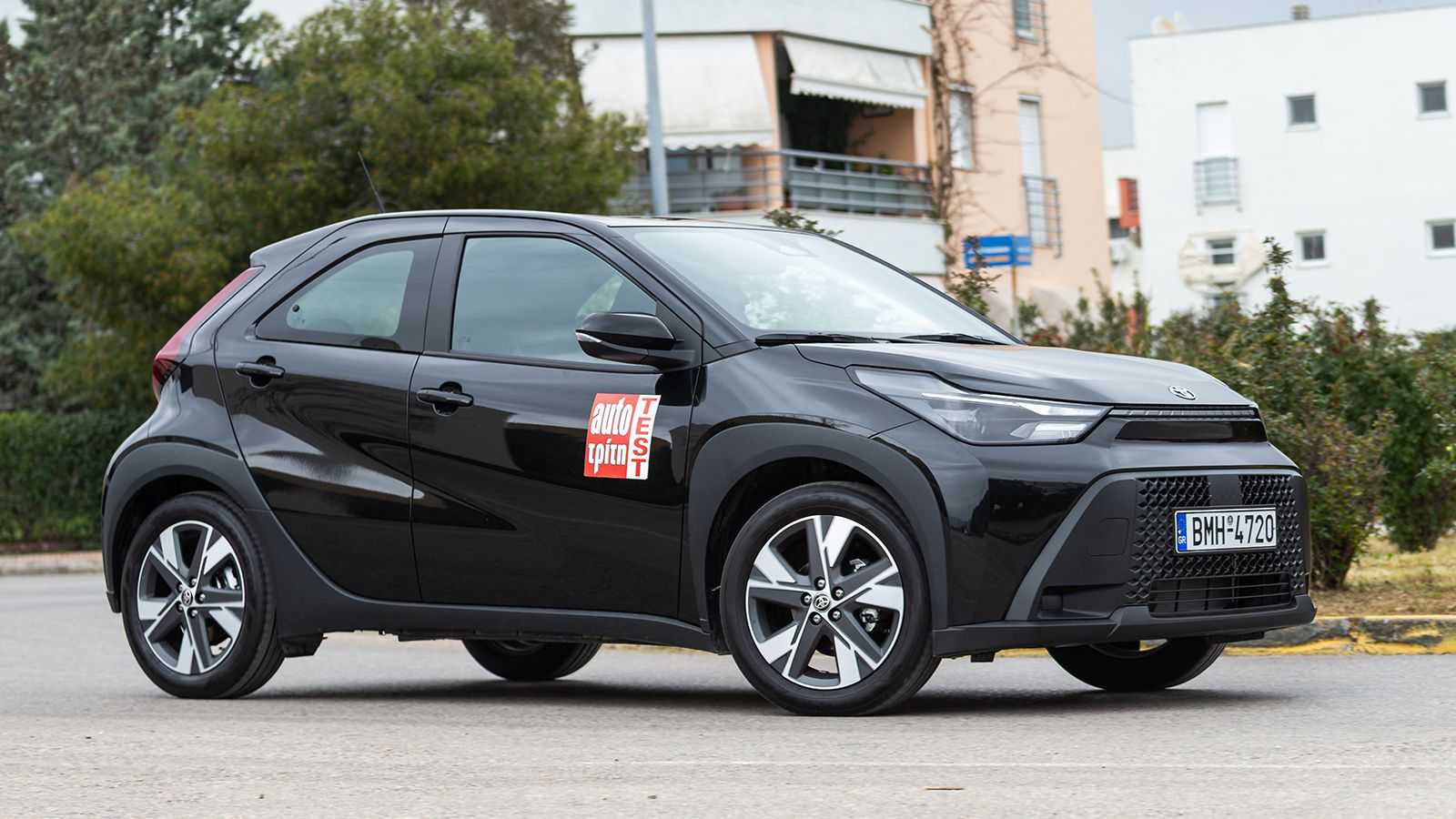 Στην πόλη το Toyota Aygo X καίει μόλις 3,8 λτ./100 χλμ., εκμεταλλευόμενο στο έπακρο τη λειτουργία του υβριδικού συστήματος στα σταμάτα-ξεκίνα και στις