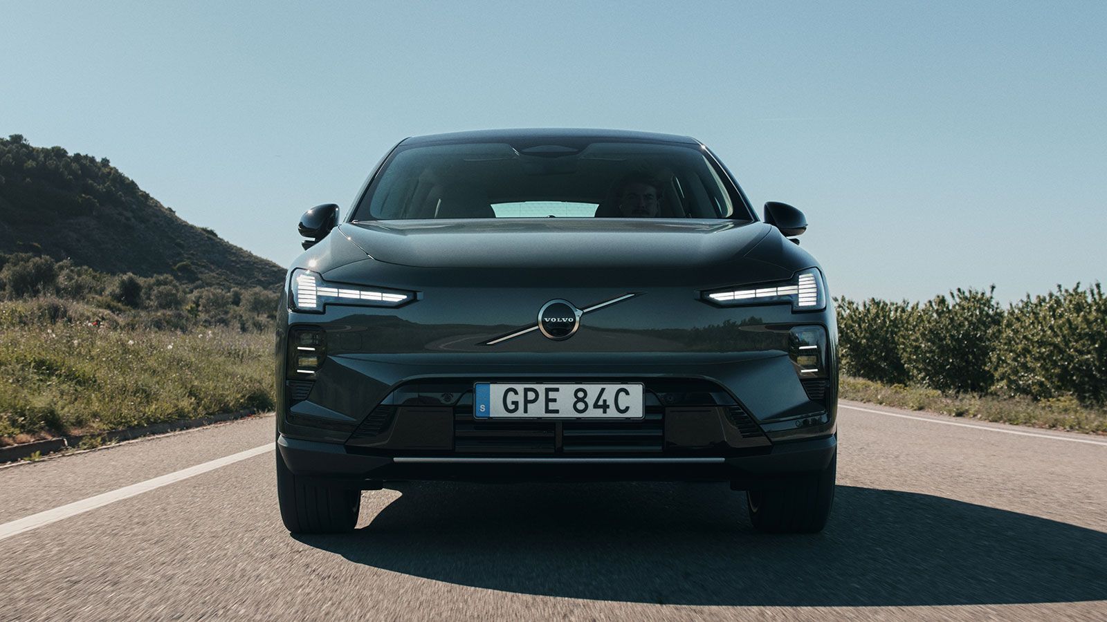 Το νέο Volvo EX60 έχει μήκος 4,80 μέτρα και σχεδιαστικά θα συναντήσουμε την χαρακτηριστική υπογραφή φωτισμού «Thor» της Volvo, ενώ δεν υπάρχει μάσκα, 