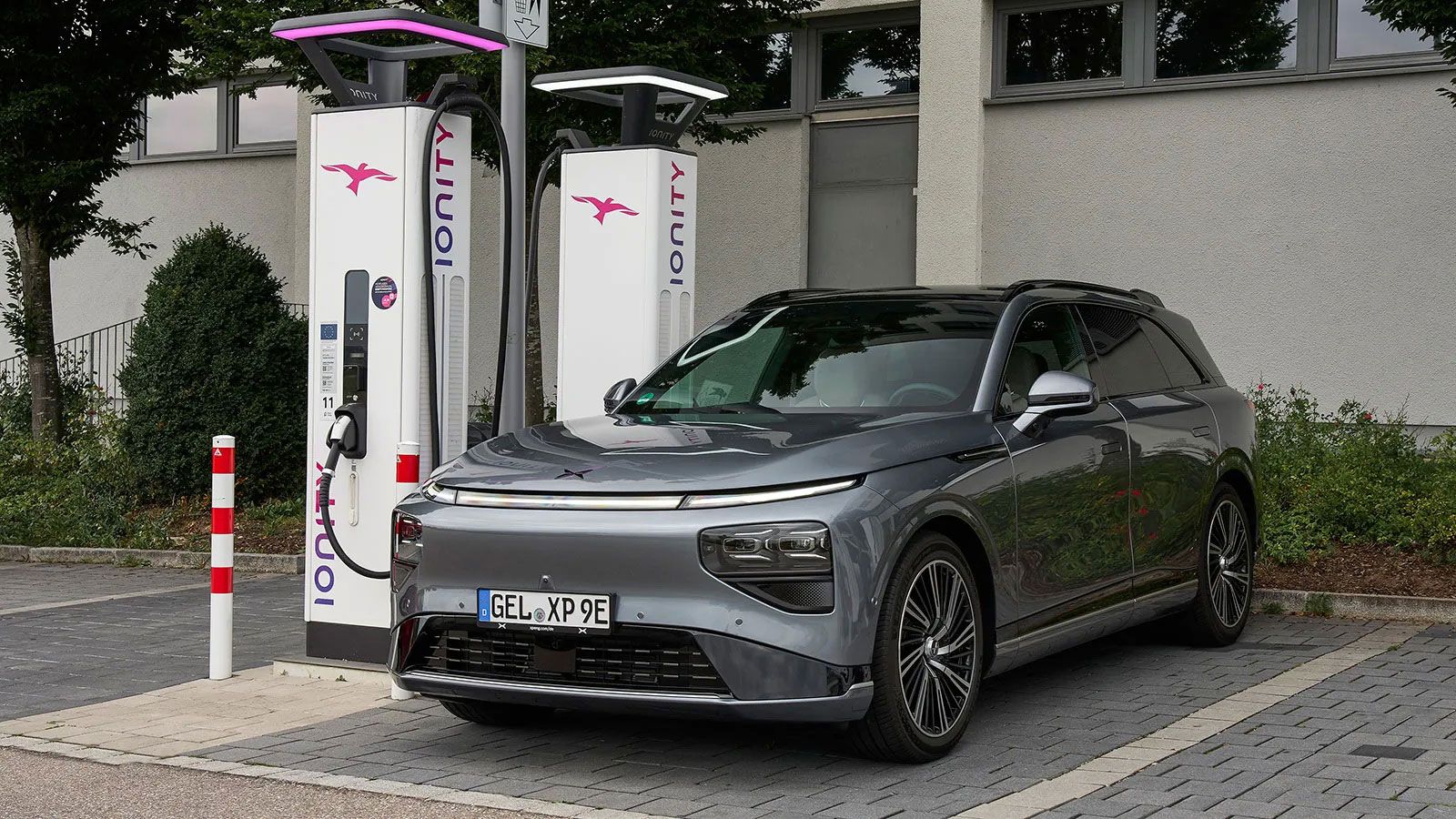 Το G7 έχει δυνατότητα ταχυφόρτισης 525 kW (που πάντως δεν βρίσκεται ακόμα στις υποδομές του ελληνικού δικτύου) και «προσθήκη» αυτονομίας άνω των 450 χ