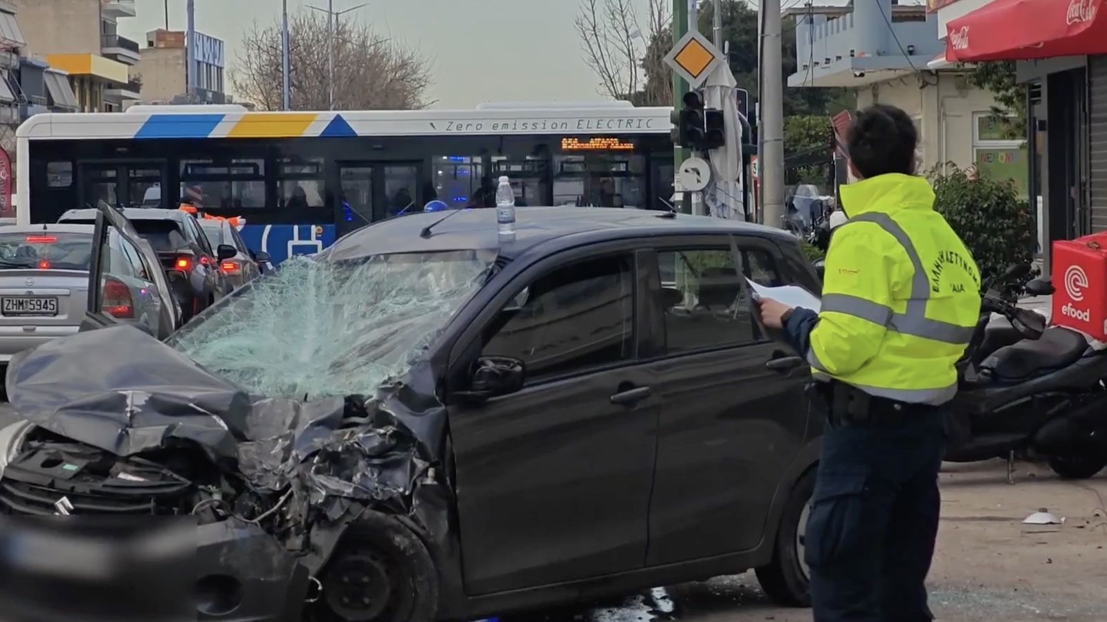 Στην «τρελή» του πορεία παρέσυρε τέσσερα αυτοκίνητα και αρκετές σταθμευμένες (ευτυχώς) μοτοσικλέτες, προκαλώντας σοβαρές υλικές ζημιές.
