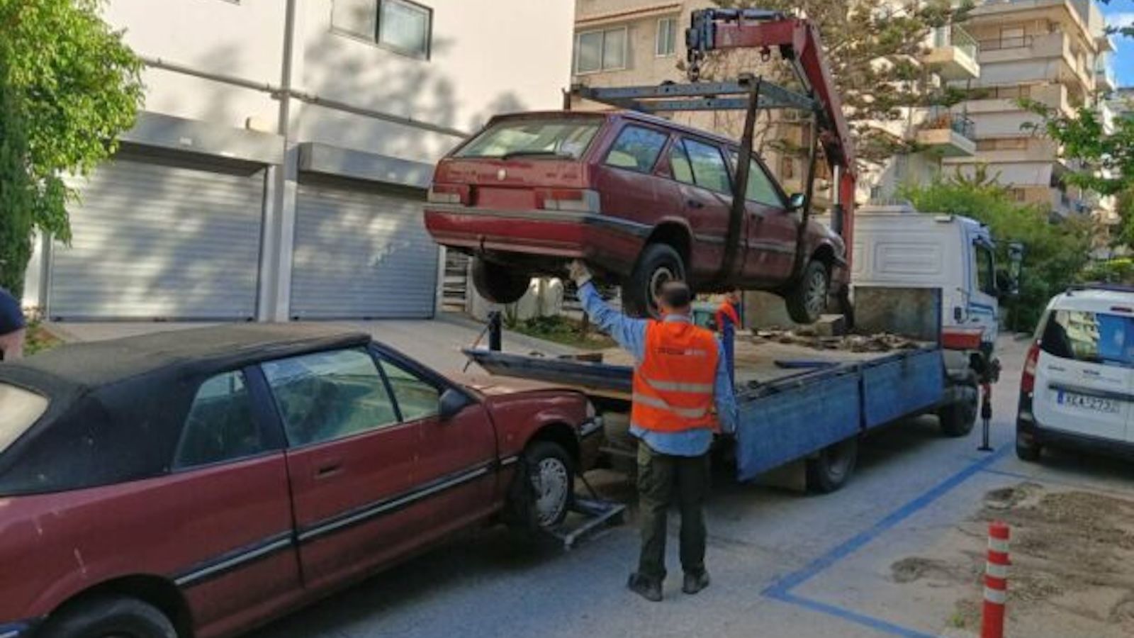 Άλιμος: Επιχείρηση απομάκρυνσης εγκαταλελειμμένων οχημάτων