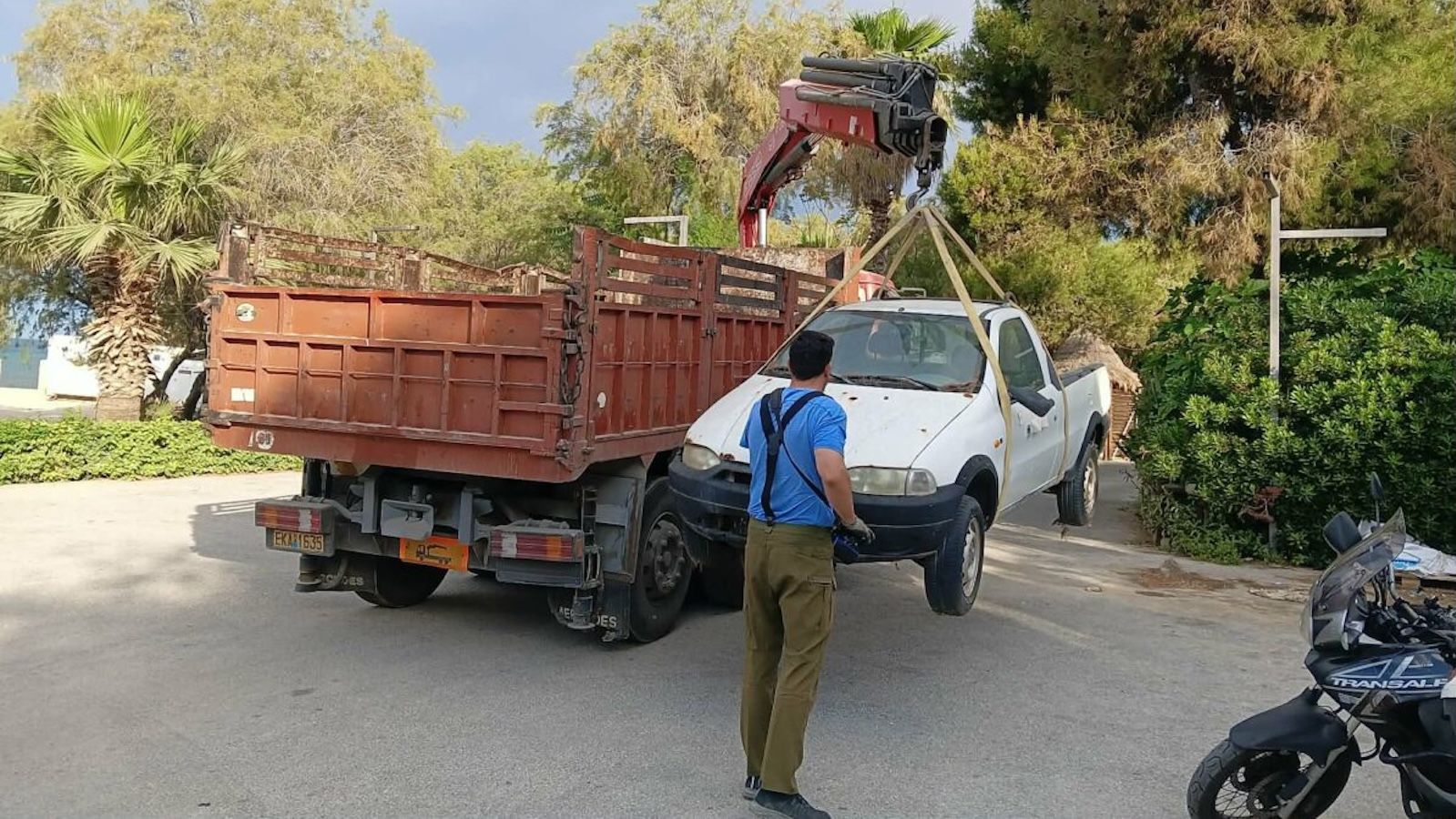 Άλιμος: Επιχείρηση απομάκρυνσης εγκαταλελειμμένων οχημάτων