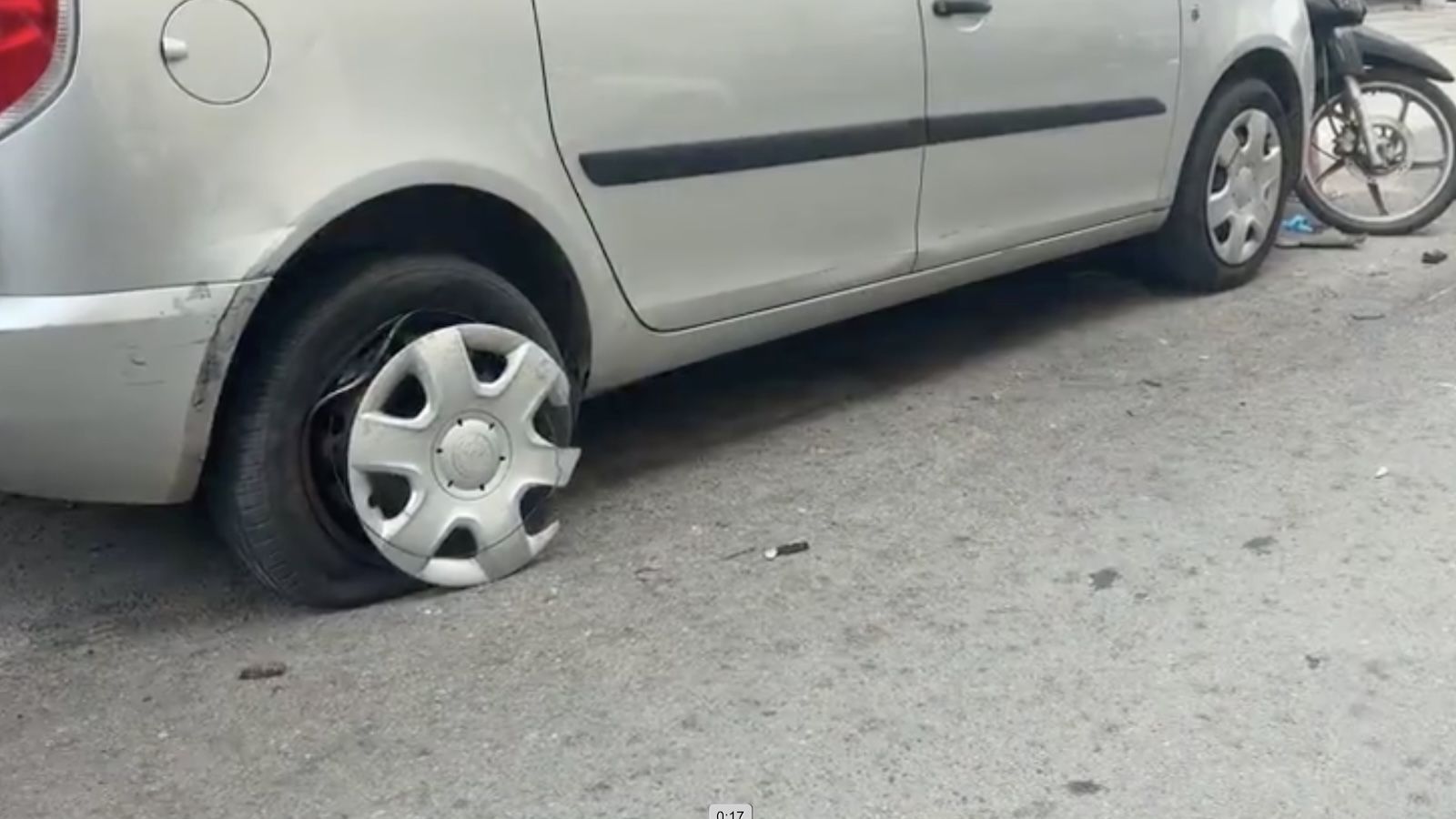 ζημιά στο πίσω μέρος σταθμευμένου οχήματος στην Κάνδανου