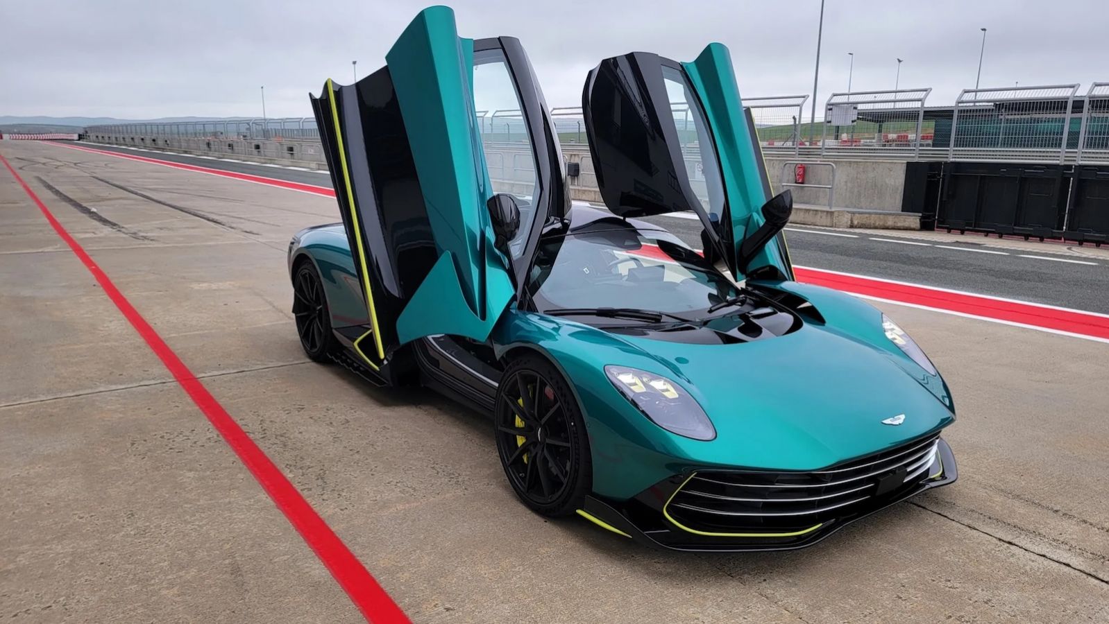 H Aston Martin Valhalla δεν έχει όπισθεν αλλά πάει και πίσω. Πως το κάνει;
