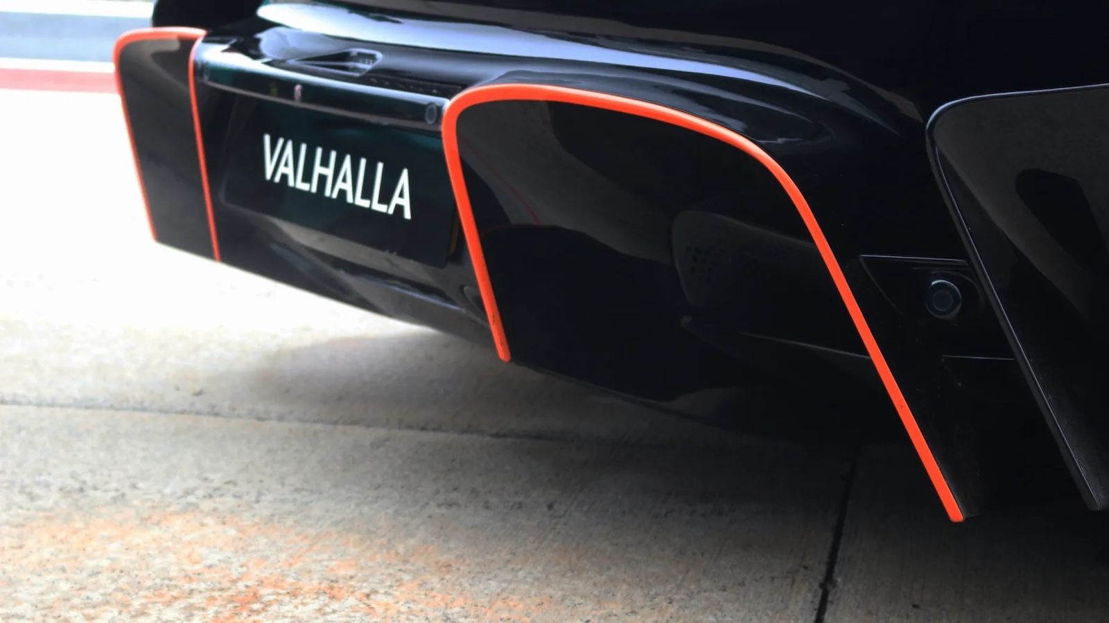 H Aston Martin Valhalla δεν έχει όπισθεν αλλά πάει και πίσω. Πως το κάνει;