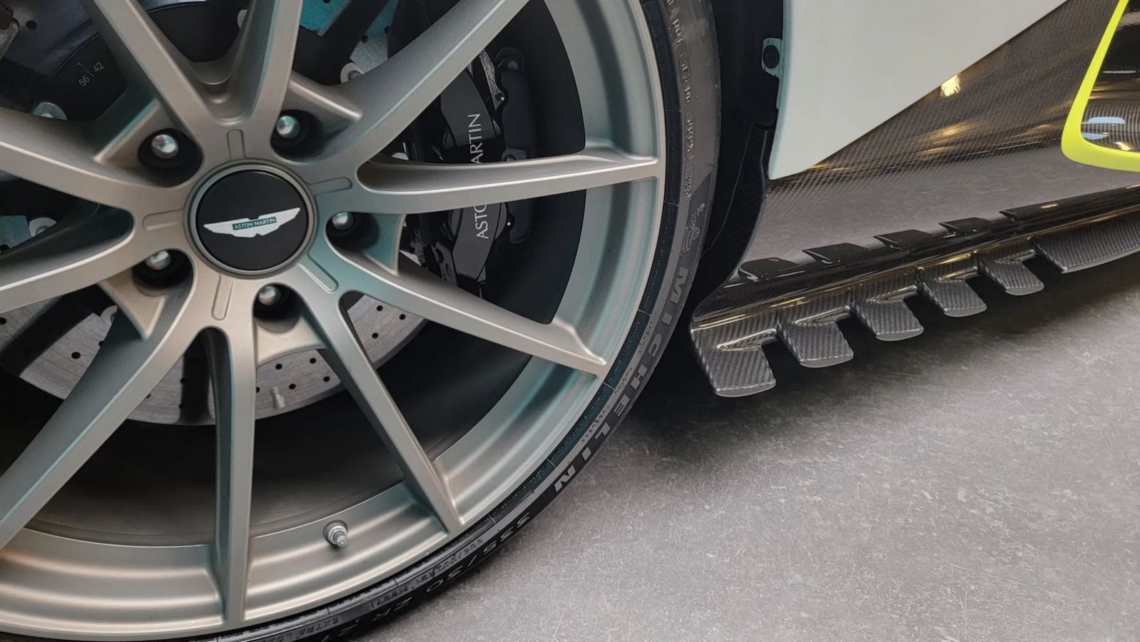 H Aston Martin Valhalla δεν έχει όπισθεν αλλά πάει και πίσω. Πως το κάνει;