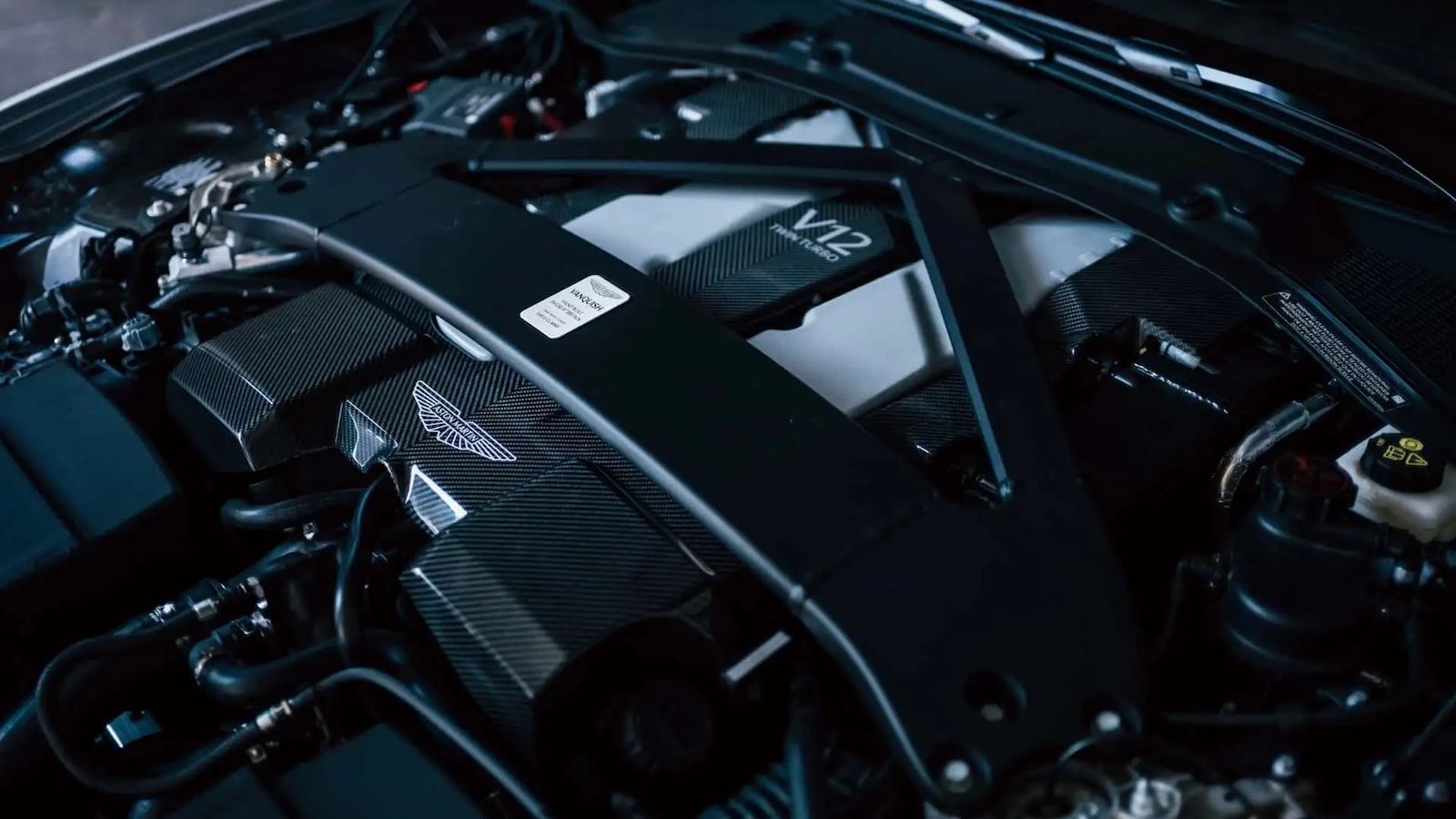 Η Aston Martin βάζει «φρένο» στα ηλεκτρικά για να σώσει τον θρυλικό V12