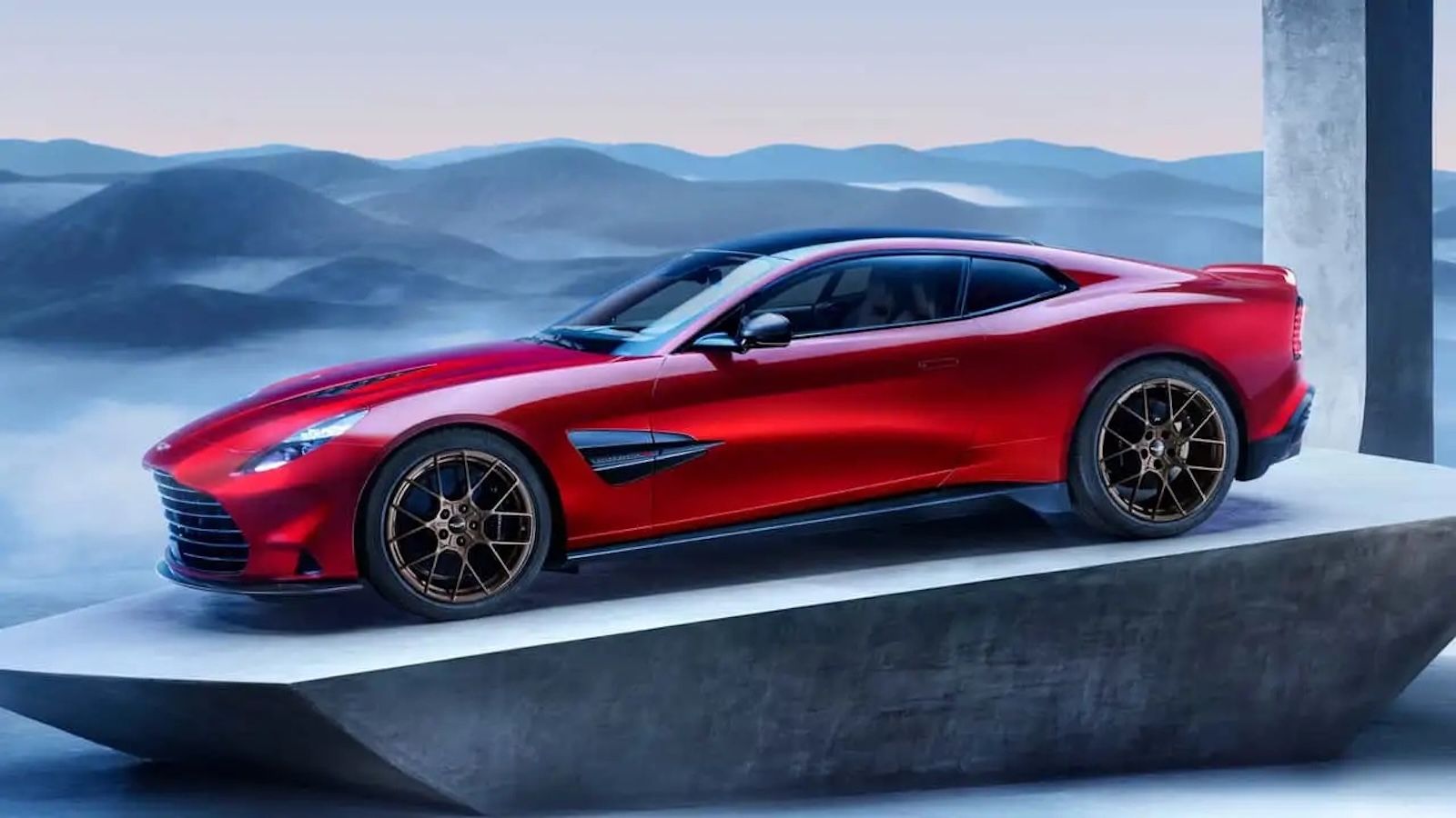 Η Aston Martin βάζει «φρένο» στα ηλεκτρικά για να σώσει τον θρυλικό V12
