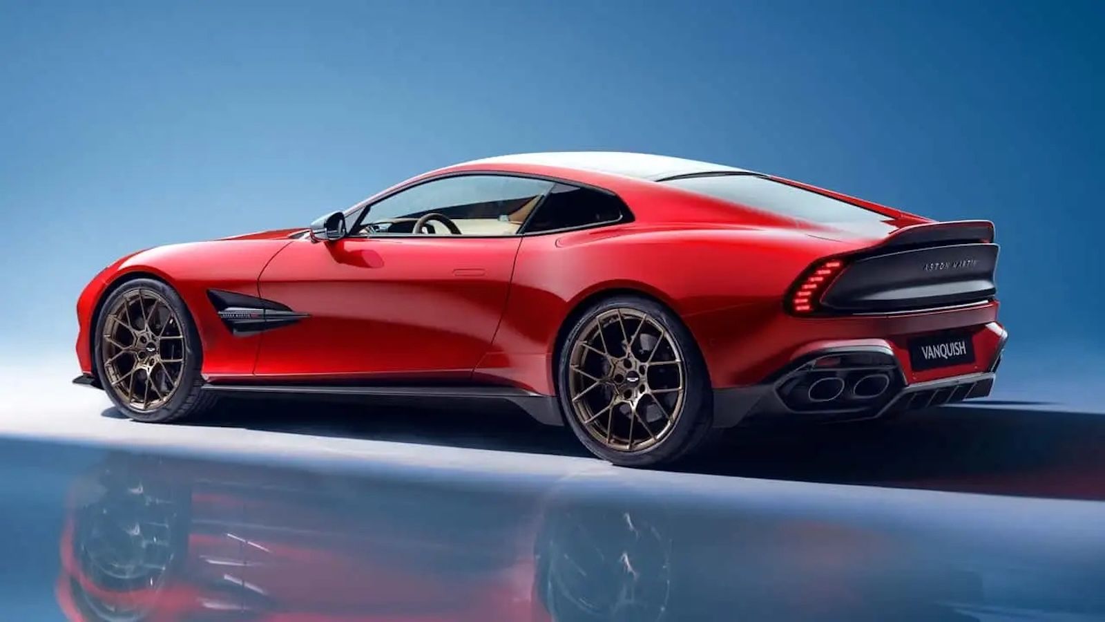Η Aston Martin βάζει «φρένο» στα ηλεκτρικά για να σώσει τον θρυλικό V12