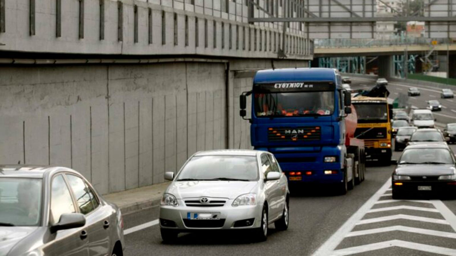 Τα οχήματα που έρχονται από Ελευσίνα με κατεύθυνση προς Λαμία θα εισέρχονται πλέον νωρίτερα στην Αττική Οδό. Αντίθετα, τα οχήματα με κατεύθυνση προς Α