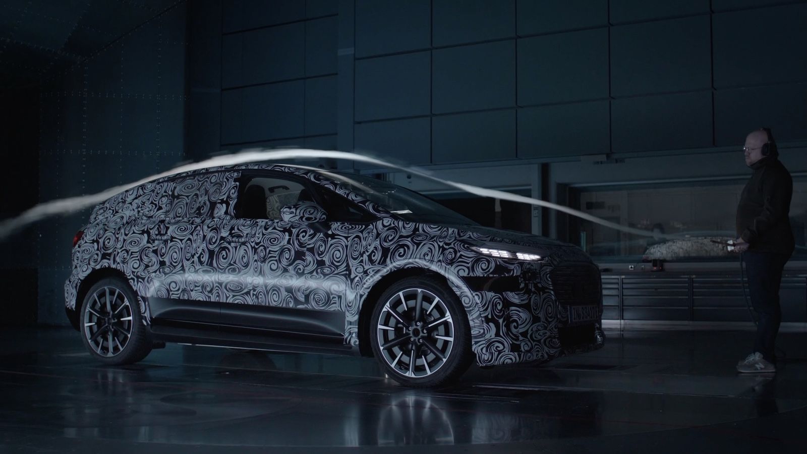 Αντί η Audi να χρησιμοποιήσει τη νέα, προσθιοκίνητη πλατφόρμα του Volkswagen Group επέλεξε να βασίσει το A2 e-tron στην ήδη γνωστή πλατφόρμα MEB.