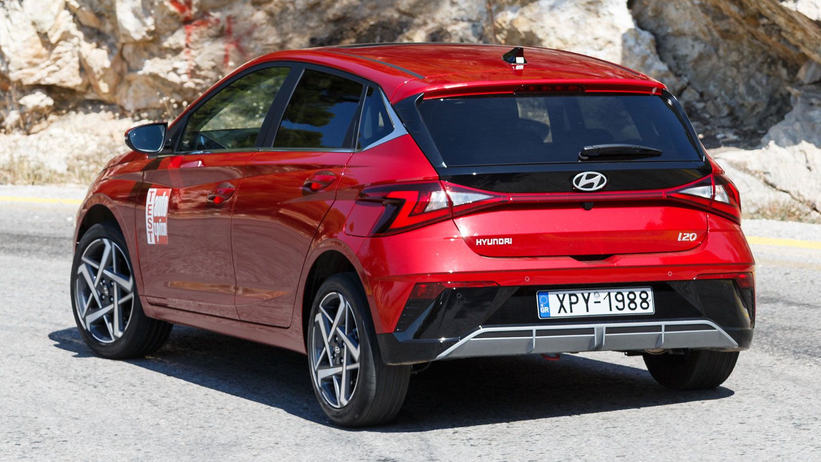 Η ανάρτηση του Hyundai i20 έχει σχετικά σφιχτή ρύθμιση, χωρίς όμως να γίνεται κουραστική, καθώς απορροφά ικανοποιητικά τις περισσότερες ανωμαλίες του 